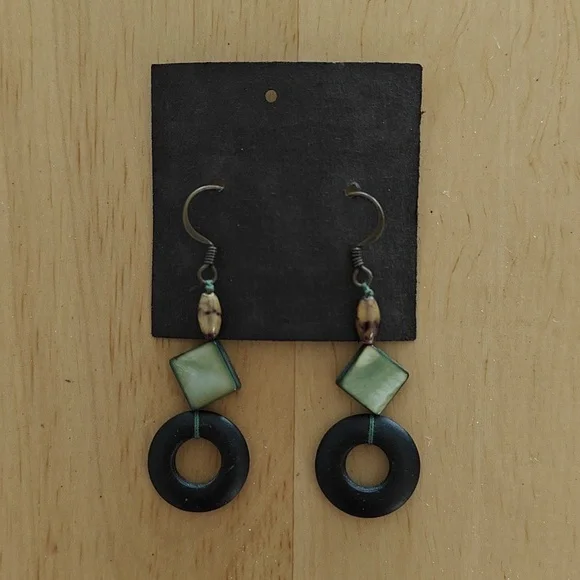 🎉HP🎉 NWT Tropical dangle earrings - Picture 1 of 2